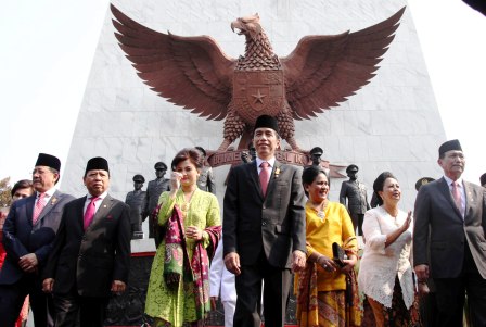 HARI KESAKTIAN PANCASILA : Presiden Joko Widodo (tengah) dan Ibu Negara Iriana Jokowi (ketiga dari kanan), berjalan bersama Menkopohukam Luhut Binasar Pandjaitan (kanan), Ketua DPD Irman Gusman (kiri), dan Ketua DPR Setya Novanto (kedua dari kiri) usai meninjau Monumen Pancasila Sakti dalam rangkaian Peringatan Hari Kesaktian Pancasila 2015 di kawasan Lubang Buaya, Jakarta, Kamis (1/10/2015).