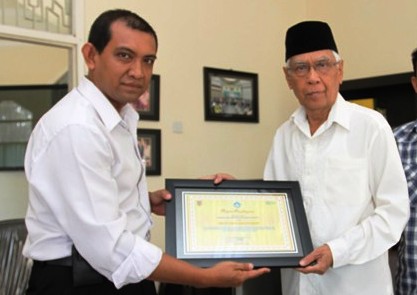 PENGHARGAAN: Ketua Umum MUI Kalimantan Selatan, KH Ahmad Makkie (tengah/semasa hidup) ketika menerima anugerah penghargaan Pena Hijau Award 2012 dari Komunitas Wartawan Pena Hijau.