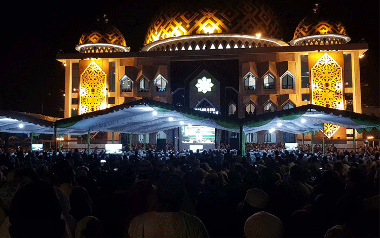Ribuan jamaah menghadiri ceramah Ustazd Abdul Somad di Palangka Raya.