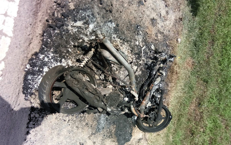 Sepeda motor yang terlibat kecelakaan terbakar