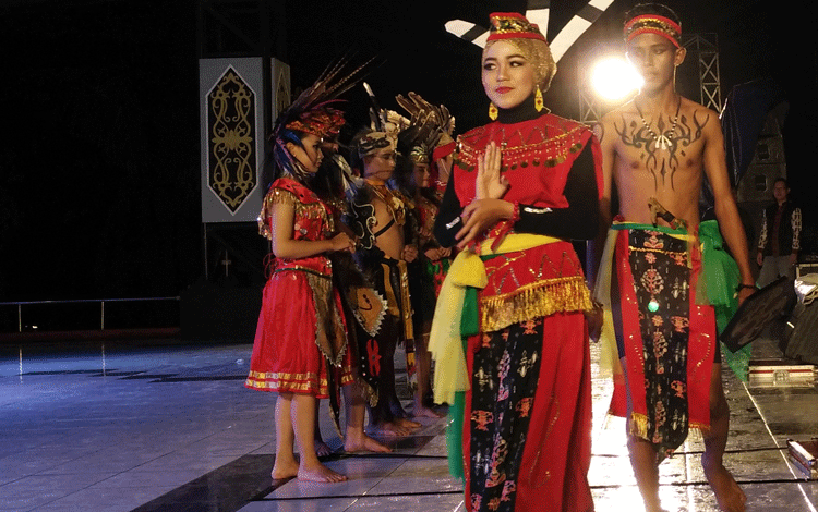 Tarian pembukaan Festival Budaya Habaring Hurung
