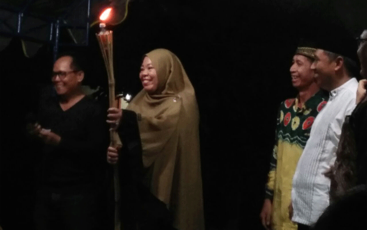 Bupati Kobar Nurhidayah membuka Festival Kriang Kriut di Kelurahan Mendawai