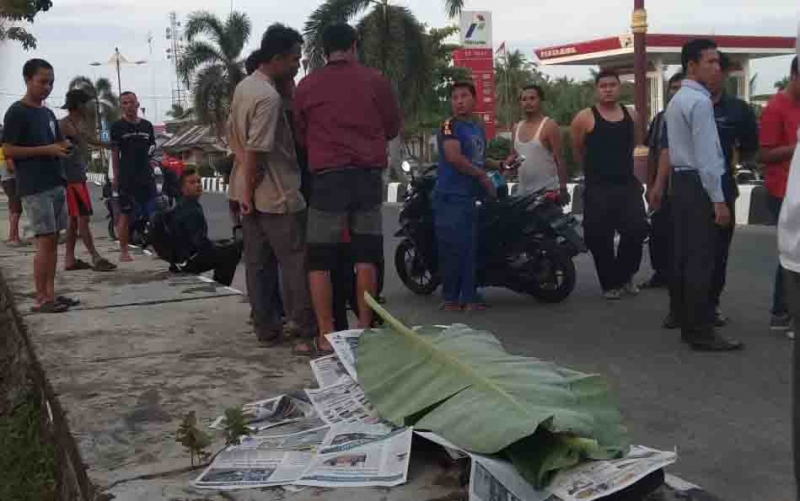 Korban kecelakaan lalu lintas ditutupi daun pisang di Jalan Panunung Tarung, Pulang Pisau.