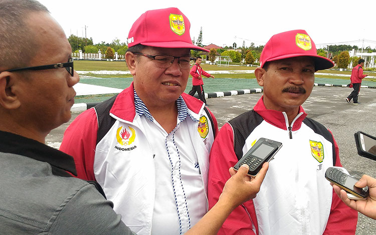 Ketua kontingen Porprov Kabupaten Gumas Brikson (kanan) didampingi ketua KONI Kabupaten Gumas Edyson 