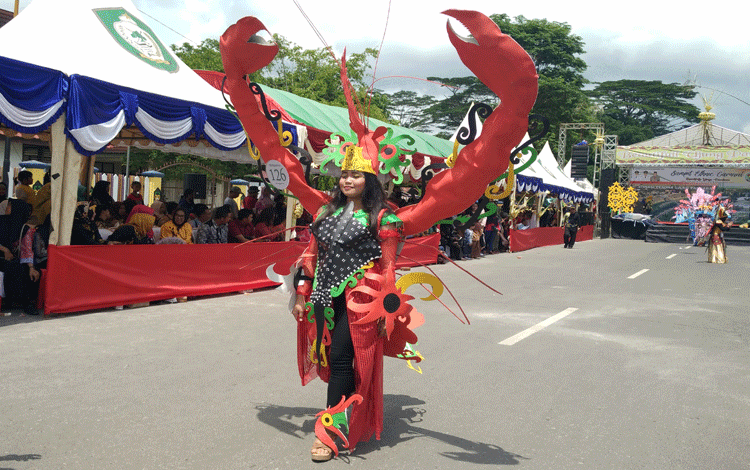 Peserta menampilkan peragaan parade costum di Sampit Ethnik Carnival. 