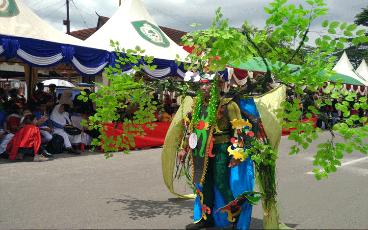Peserta menampilkan peragaan parade costum di Sampit Ethnik Carnival. 