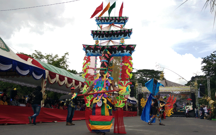 Peserta menampilkan peragaan parade costum di Sampit Ethnik Carnival. 