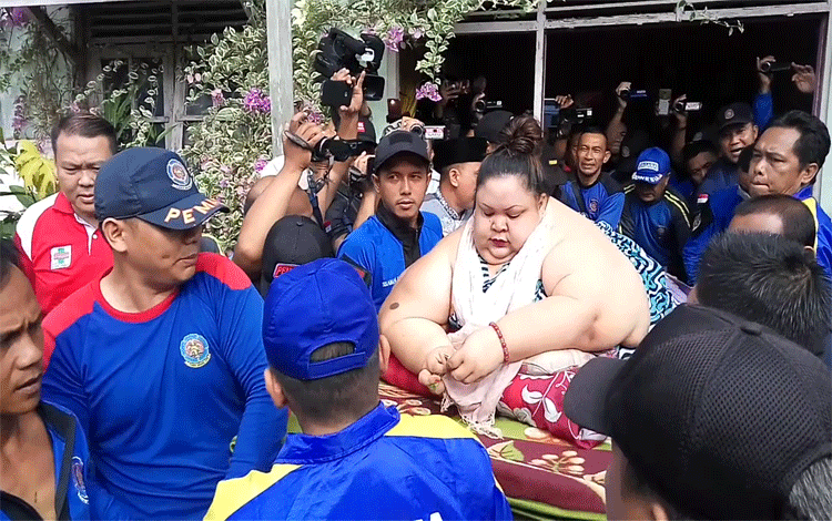 Evakuasi Titi Wati, perempuan berbobot 300 Kg lebih.