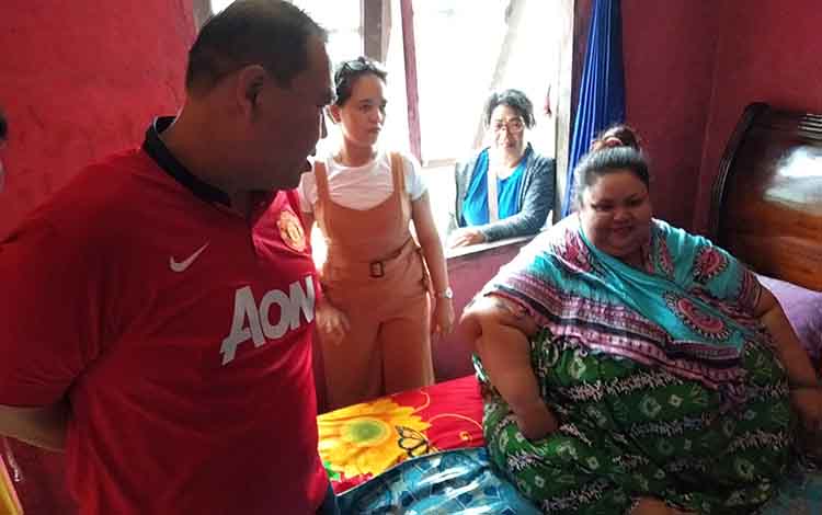 Titi Wati terlihat sudah bisa duduk setelah dua bulan menjalani operasi bariatrik, Jumat (15/3/2019)