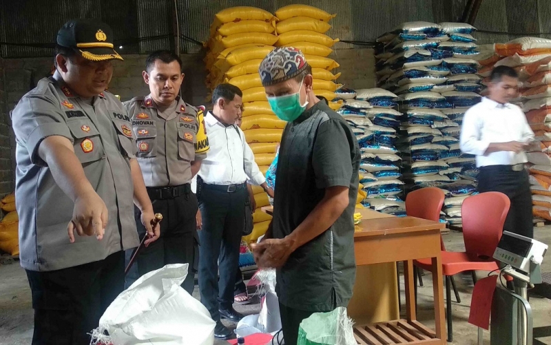 Kapolres Kotim, AKBP Mohammad Rommel bersama wakilnya, Kompol Dhovan mengecek gudang beras oplosan.