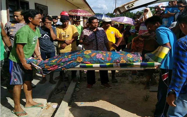 Proses evakuasi jasad korban ke RSUD dr Murjani Sampit