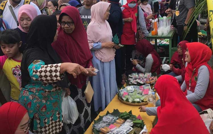 Masyarakat berkunjung ke Kampung Pelangi saat berlangsungnya Bejaja Wadai