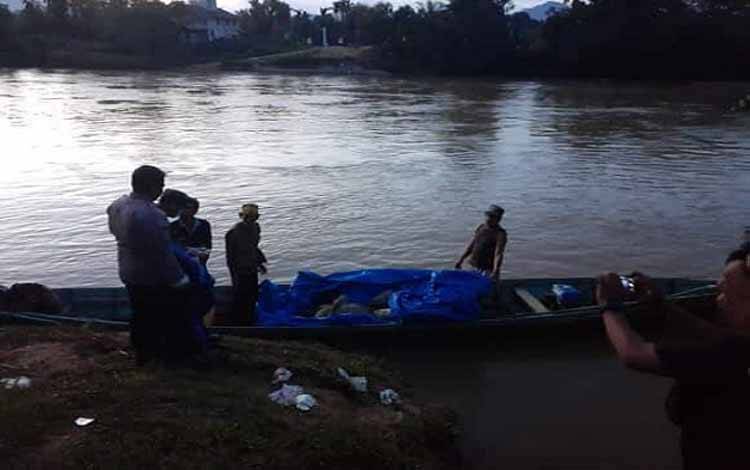 Personel TNI, Polri, dan warga sedang mengevakuasi korban yang berhasil ditemukan