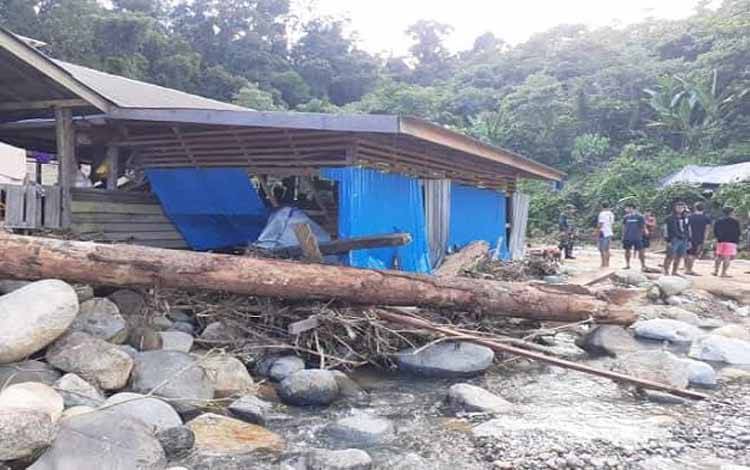 Rumah warga rudak akibat diterjang luapan air Sungai Mahuroi di Kabupaten Gunung Mas