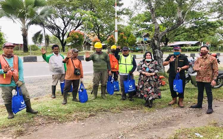 Ketua DPW Nasdem Kalteng, Faridwaty Darland Atjeh memberikan sembako kepada petugas kebersihan di Kota Palangka Raya