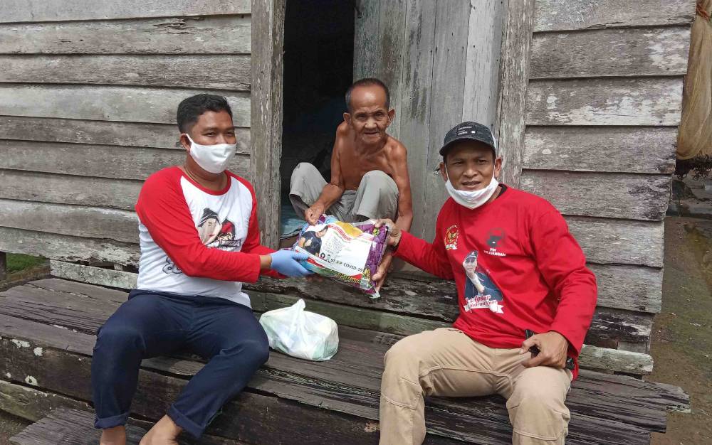 Penyaluran bantuan sosial dari Keluarga Besar H Sugianto Sabran dan H Agustiar Sabran di Kecamatan Hanau, Seruyan.