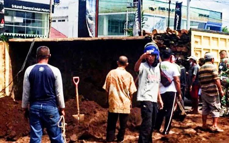 Truk Tanah Uruk Terbalik di Jalan Tjilik Riwut Km 6 