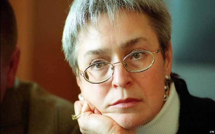 Jurnalis investigasi Rusia Anna Politkovskaya yang diracun dan dua tahun kemudian ditembak mati di apartemennya di Moscow. [RADIO FREE EUROPE]