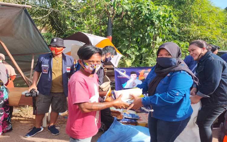 Pengurus Partai NasDem Provinsi Kalimantan Tengah menyerahkan bantuan sembako kepada warga korban banjir di Desa Tumbang Samba, Kabupaten Katingan