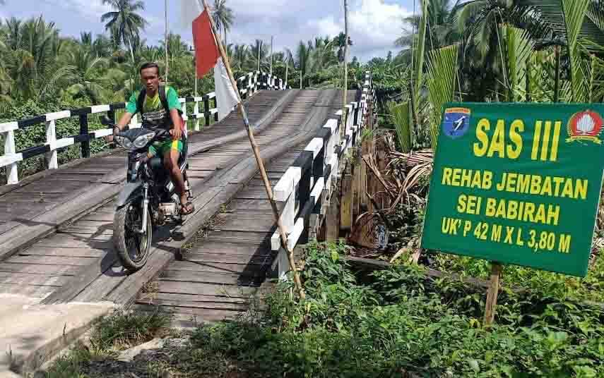 Hasil pembangunan jembatan program TMMD ke 109 Kodim 1015 Sampit di Desa Babirah, Kecamatan Pulau Hanaut.