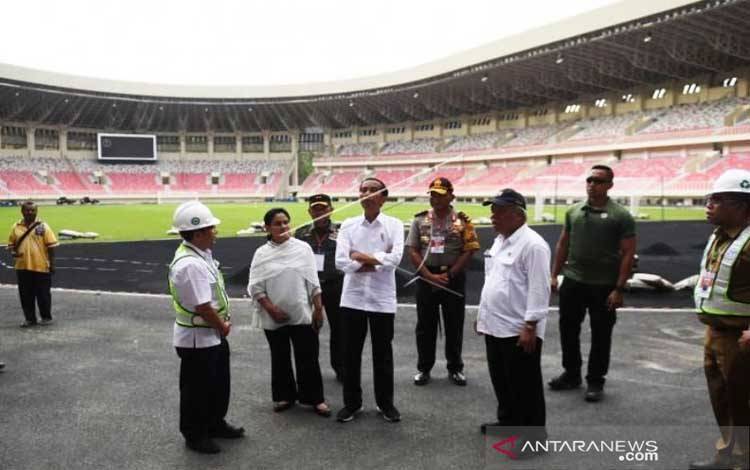 Presiden Jokowi meninjau pembangunan Stadion Lukas Enembe