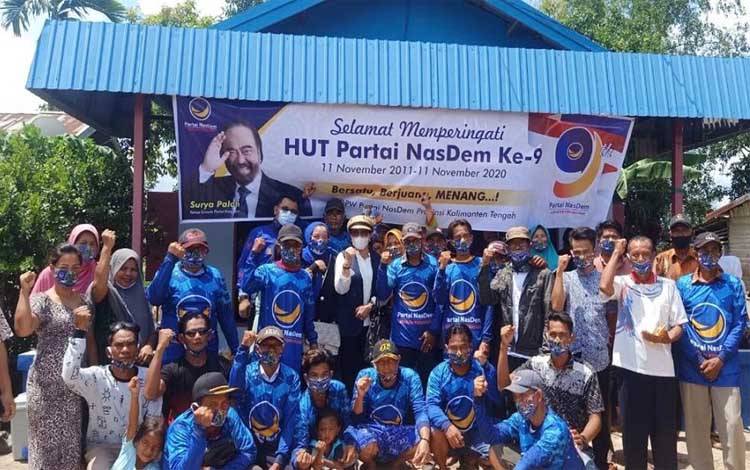 Ketua DPW Partai NasDem Provinsi Kalimantan Tengah, Faridawaty Darland Atjeh foto bersama warga Desa Terusan Karya, Kabupaten Kapuas, Selasa 10 November 2020