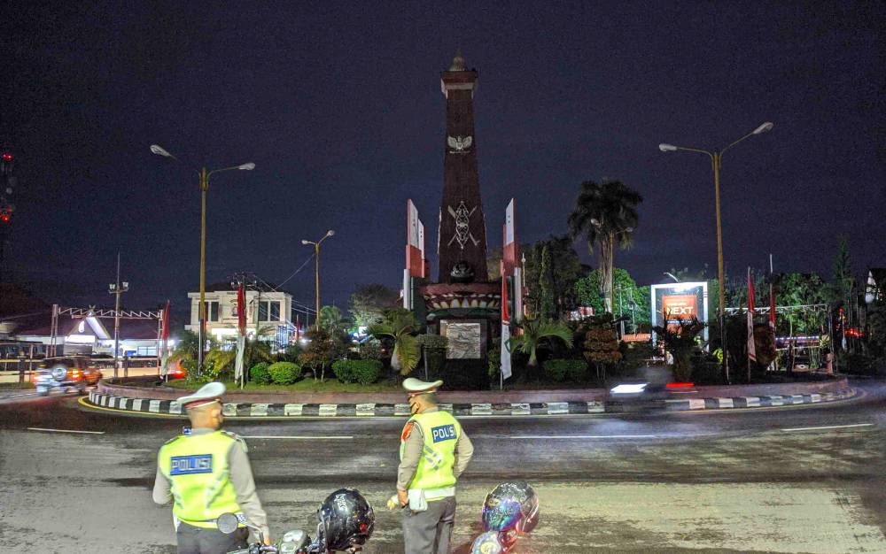 )Aktivitas lalu lintas di sekitar Bundaran Jalan A Yani Sampit, Kamis malam, 31 Desember 2020.