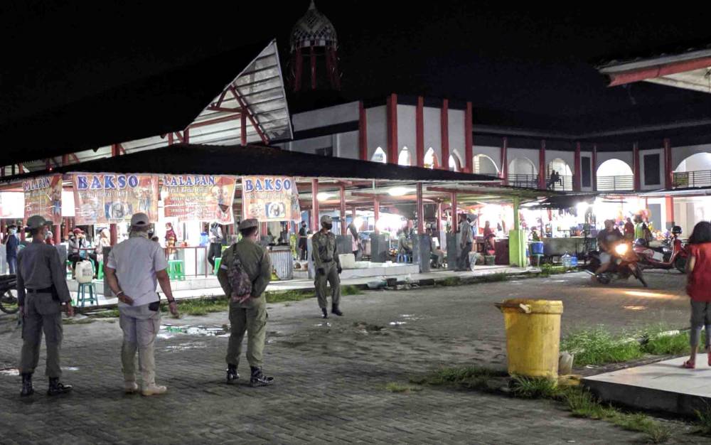 Petugas membubarkan aktivitas warga di kawasan Pasar Eks Mentaya Theater, Kamis, 31 Desember 2020 sekitar pukul 23.00 WIB.