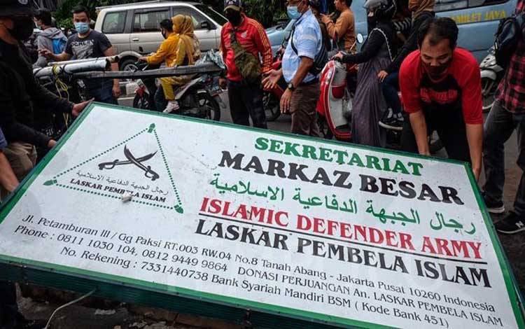 Plang Front Pembela Islam (FPI) dicopot pasca pemerintah resmi membubarkan FPI, di Petamburan, Jakarta, Rabu, 30 Desember 2020. TEMPO/Hilman Fathurrahman W