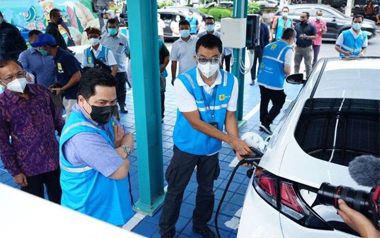 Menteri BUMN Erick Thohir (tengah) melakukan pengecekan sejumlah fasilitas stasiun pengisian mobil listrik (charging station). (Antara/HO - Kementerian BUMN)