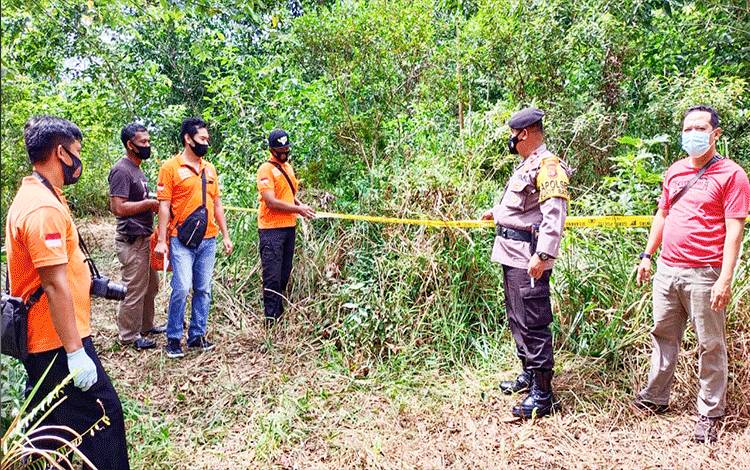 Tim Inafis Satreskrim Polresta Palangka Raya dibantu Polsek Bukit Batu melakukan Olah TKP penemuan mayat di taman wisata alam Bukit Tangkiling.