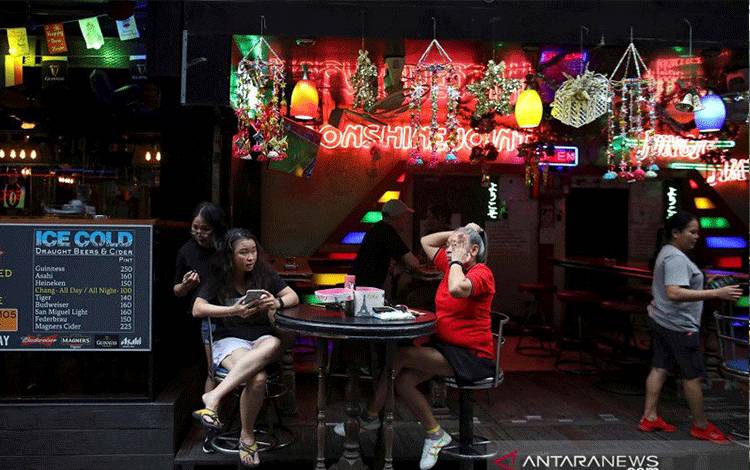 Warga menghabiskan waktu mereka di bar hiburan saat penyebaran penyakit virus korona (COVID-19) di Bangkok, Thailand, Selasa (29/12/2020). REUTERS/Soe Zeya Tun/aww/cfo (REUTERS/SOE ZEYA TUN)