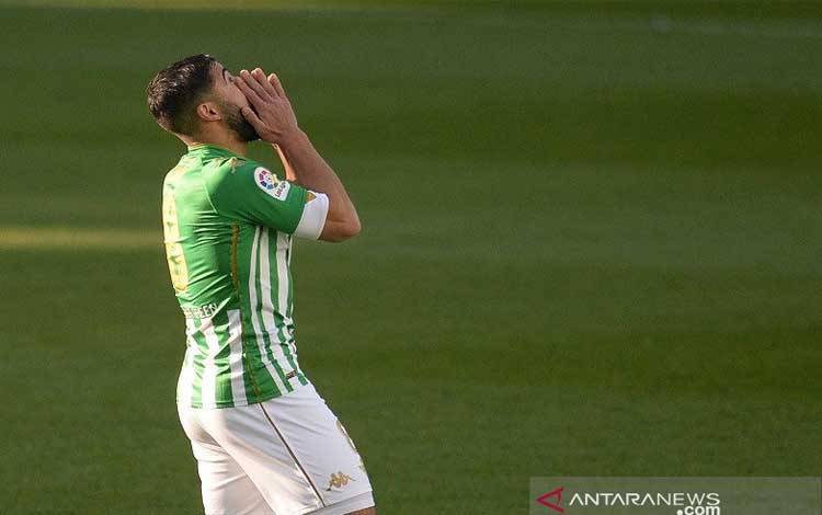 Gelandang serang Real Betis Nabil Fekir tampak kecewa setelah gagal mengeksekusi tendangan penalti ke gawang Sevilla dalam lanjutan Liga Spanyol di Stadion Benito Villamarin, Sevilla, Spanyol, Sabtu (2/1/2021)