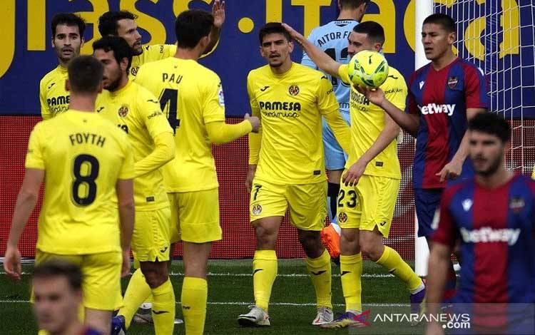 Penyerang Villarreal Gerard Moreno (tengah) melakukan selebrasi bersama rekan-rekannya seusai mencetak gol ke gawang Levante dalam lanjutan Liga Spanyol di Stadion de la Ceramica, Villarreal, Spanyol, Sabtu (2/1/2021)