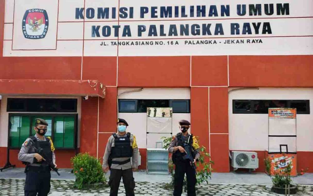 Personel Polresta Palangka Raya melakukan pengamanan di kantor KPU, Minggu, 3 Januari 2021.