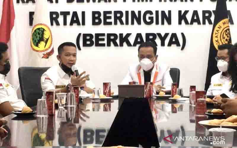 Sekjen DPP Partai Berkarya Badaruddin Andi Picunang (kanan) dan Ketua Umum Angkatan Muda Partai Berkarya (AMPB) Fauzan Rachmansyah (kiri) saat menjadi pembicara dalam acara Refleksi Pergerakan Pemuda di Tahun 2020 di DPP Partai Berkarya, Ragunan, Jakarta, Minggu (3-1-2020). (foto : ANTARA/Abdu Faisal)
