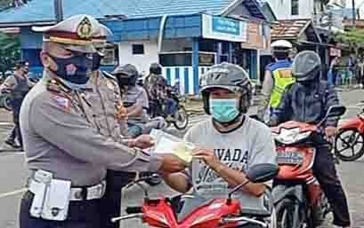 Pengendara kendaraan roda dua yang menggunakan masker dan helm mendapat hadiah dari Satlantas Polres Barito Timur.