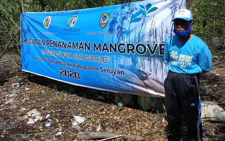Kadis Lingkungan Hidup Seruyan, Priyo Widagdo saat menghadiri penanaman mangrove di pesisir Desa Sungai Bakau belum lama tadi.
