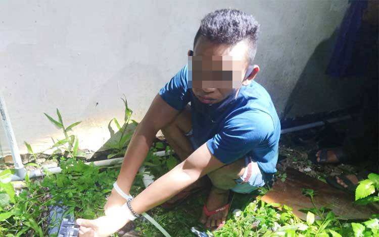 Anggota Ditresnarkoba Polda Kalteng saat mengamankan pelaku di Jalan Dulin Kandang XI Kecamatan Sebangau, Kota Palangka Raya, Minggu 3 Januari 2021