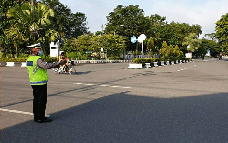 Personel Polsek Selat saat melakukan pengaturan Lalu Lintas di Jalan Tambun Bungai Kuala Kapuas.