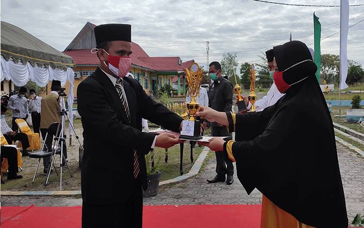  Kepala Kemenag Sukamara, H Nur Widiyantoro saat menyerahkan hadiah kepada pemenang lomba.