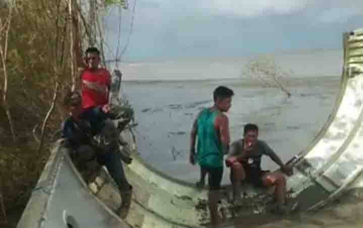 Penemuan benda diduga serpihan badan pesawat di Pantai Sungai Ranggau, Desa Sungai Cabang, Kecamatan Kumai, Senin, 4 Januari 2021.