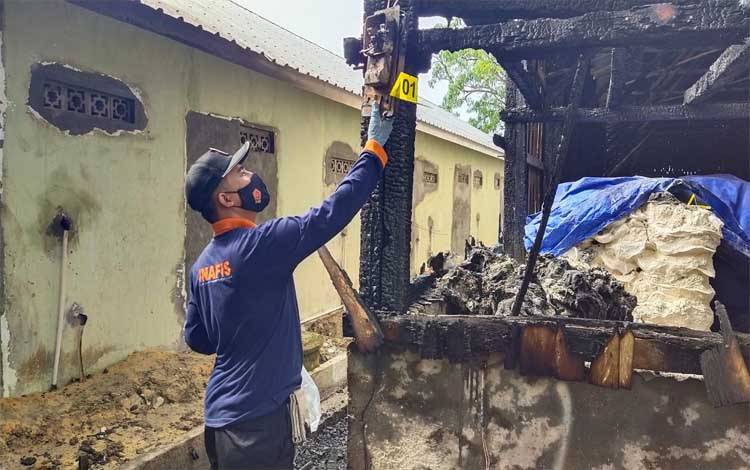 Unit Inafis Sat Reskrim Polres Kobar lakukan olah TKP kebakaran gudang pupuk di Kumai