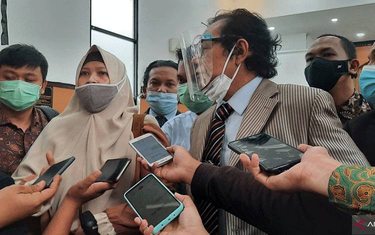 Tim kuasa hukum Rizieq Shihab memberikan keterangan kepada media usai sidang hari kedua praperadilan di Pengadilan Negeri Jakarta Selatan dengan agenda mendengar tanggapan termohon, Selasa (5/1/2021) (ANTARA/Laily Rahmawaty)