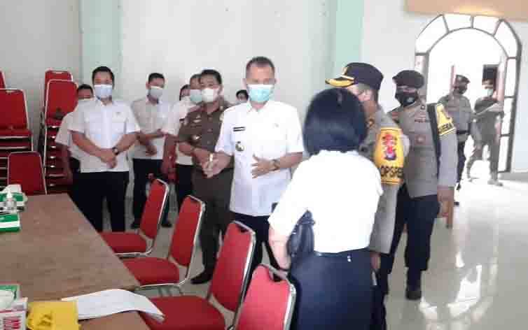 Bupati Gumas Jaya S Monong dan lainnya memantau tes urine di GPU Damang Batu, Rabu, 6 Januari 2021.