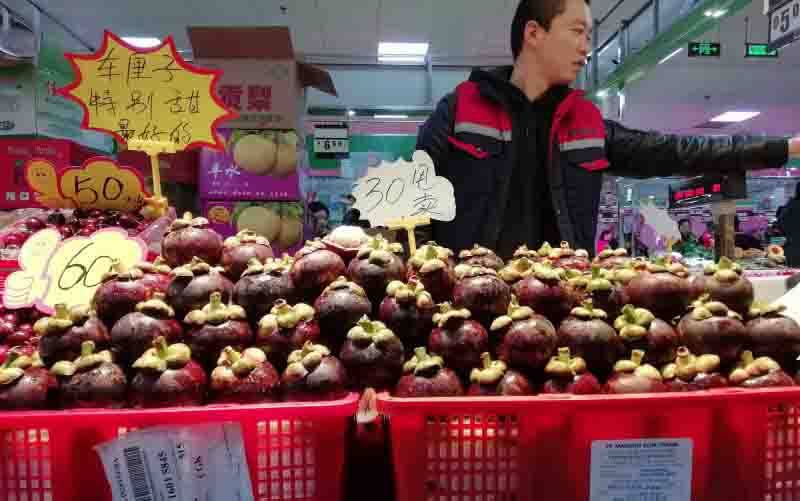 Manggis dari Indonesia yang dijual pedagang di Pasar Shijiazhuang, Beijing, China. (foto : ANTARA/M. Irfan Ilmie)
