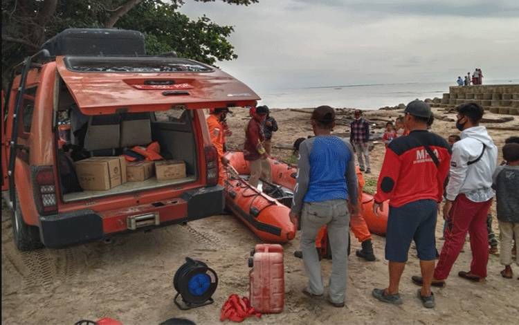 Tim gabungan menghentikan pencarian korban terseret arus di Pantai Ujung Pandaran.