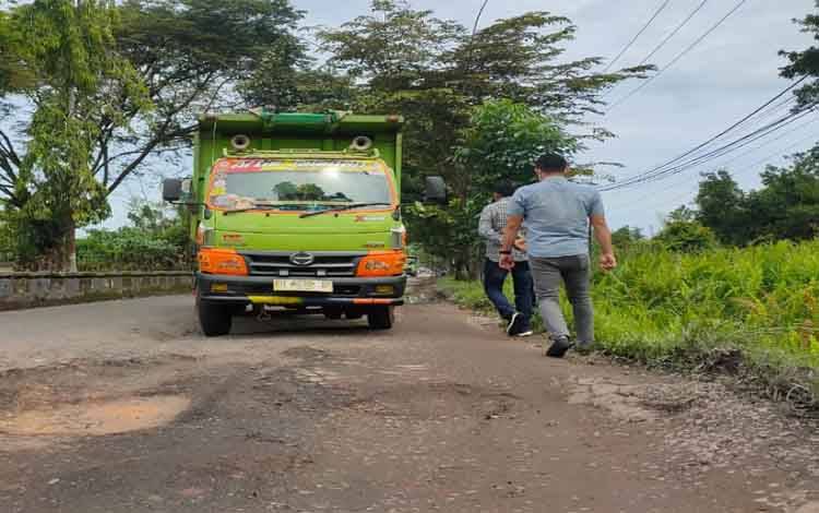 Komisi IV DPRD Kotawaringin Timur saat melakukan sidak kerusakan jalan di Kota Sampit