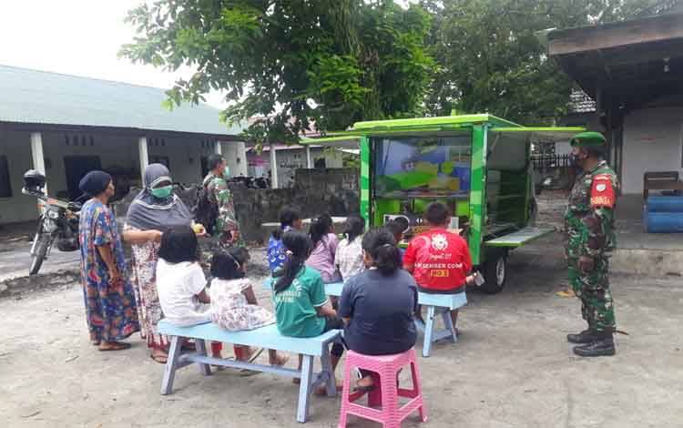 Anggota Kodim Palangka Raya saat Komsos dan sediakan bacaan keliling di Jalan Manunggal Kelurahan Langkai Kecamatan Pahandut
