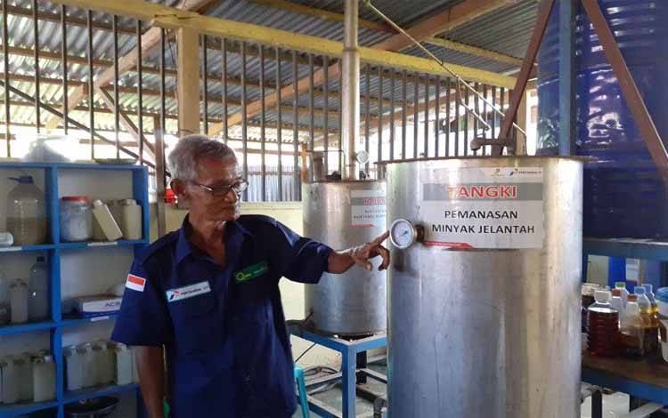 Ketua Kelompok Swadaya Masyarakat (KSM) Ramah Lingkungan Kota Tarakan, Kalimantan Utara, menjelaskan proses pengolahan minyak jelantah menjadi biodiesel B20 dan B50 kepada wartawan di Tarakan, Kamis (21/11/2019)